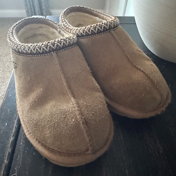 UGG Kids Tan Slippers with Patterned Trim - Picture 4 of 6